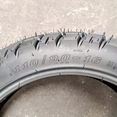 Laadplaats van de haven van Qingdao 110/90-16 Buisloze banden voor motorfietsen met een rubbergehalte van 35% tot 55%