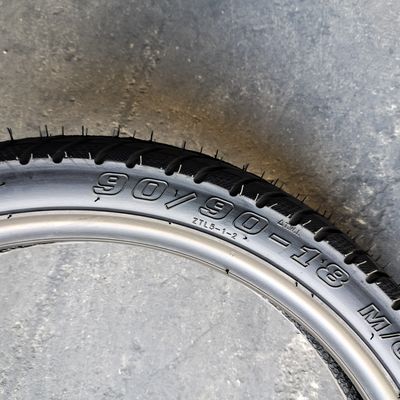 Natuurrubber motorfietsband 2.75-16 2.75-17 2.75-18 2.50-17 9090-18 met grondstof