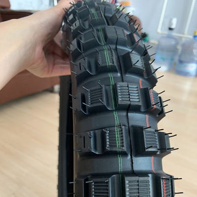35% tot 55% rubbergehalte Motorfietsband 3.00-17 voor tijdige levering binnen 25 dagen