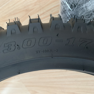 35% tot 55% rubbergehalte Motorfietsband 3.00-17 voor tijdige levering binnen 25 dagen