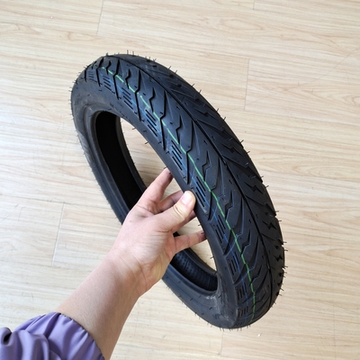 14 Wielen Motorfietsbanden 80/90-14 voor het laden van haven Qingdao haven en bandenhuls