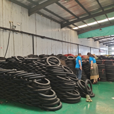 14 Wielen Motorfietsbanden 80/90-14 voor het laden van haven Qingdao haven en bandenhuls