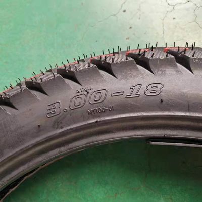 Directe motorfietsbandvervanger 3.00-18 met 20000 KM Werkduur en tijd binnen 25 dagen