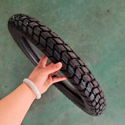 Directe motorfietsbandvervanger 3.00-18 met 20000 KM Werkduur en tijd binnen 25 dagen