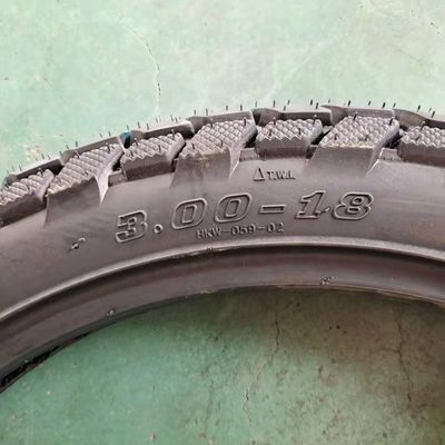 Directe motorfietsbandvervanger 3.00-18 met 20000 KM Werkduur en tijd binnen 25 dagen