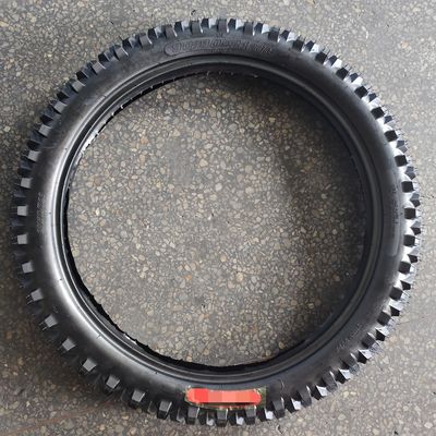 90/90-21 90 90 21 Motorband met een gewicht van 4,1 kg en een rubbergehalte van 35% tot 55%