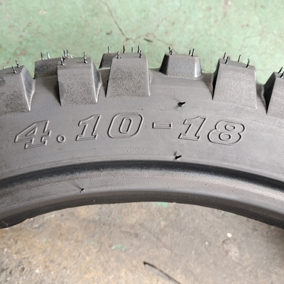 Zwarte 4.10-18 8PR buisloze motorfietsband met 35%-55% rubbergehalte in Qingdao