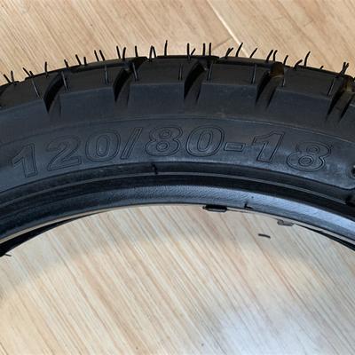 Qingdao Port Motorcycle Tires 18 met en 5000 stuks per dag Productiecapaciteit