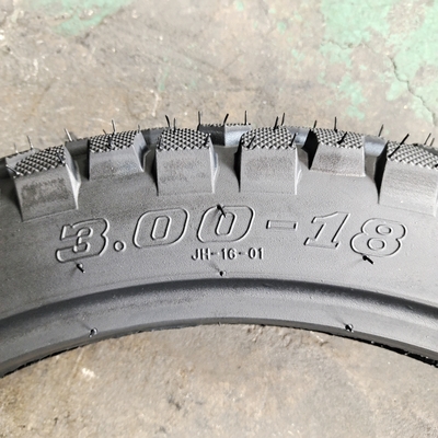 35% tot 55% rubbergehalte natuurlijke rubber motorfietsband 3.00-18 buisloze banden op zijn best