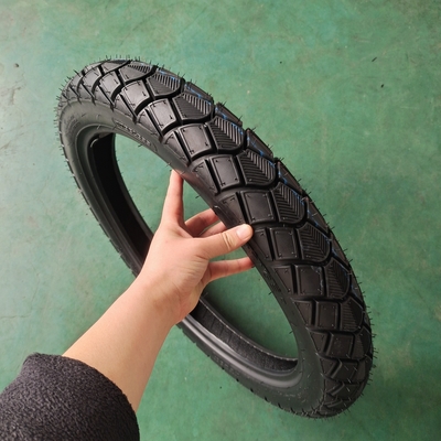Buitengevoerde motorfietsband 3.00-18 35%-55% Rubbergehalte 6pr/8pr Ply Rating
