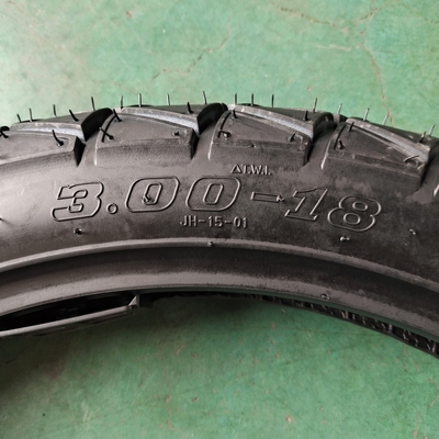 Buitengevoerde motorfietsband 3.00-18 35%-55% Rubbergehalte 6pr/8pr Ply Rating