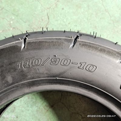 10 inch motorfietsband 110/90-10 6 Ply Rate met zwart rubber en 35%-55% rubbergehalte