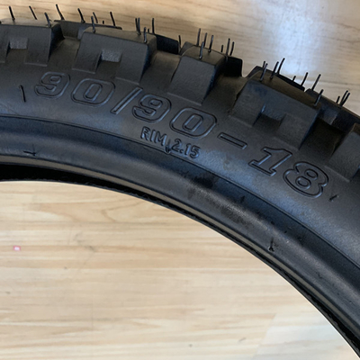 Goedkope motorfietsbanden 90/90-18 met bandenhoes en 35% tot 55% rubbergehalte