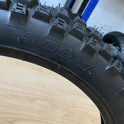 5000 stuks per dag Maxxis motorfietsband voor Bajaj Boxer 300-17 Rubbergehalte 35%-55%