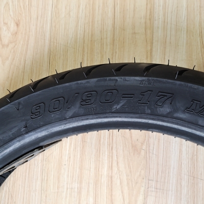 35% tot 55% rubbergehalte 90/90-17 TL Motorfietsband voor ISO9001-certificering