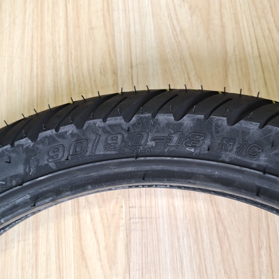 35% tot 55% rubbergehalte 90/90-18 Motorfietsband voor natuur Rubber staal Nylon grondstof