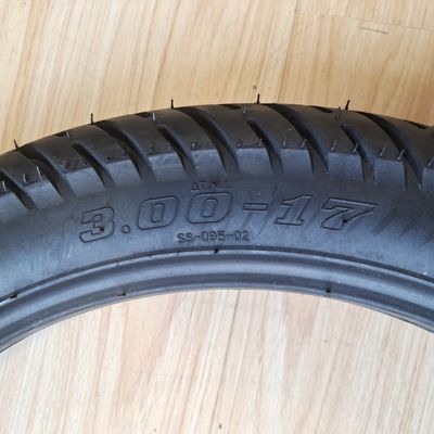 3.00-17 Natural Rubber Motorcycle Tire Populair patroon voor hoge snelheid prestaties