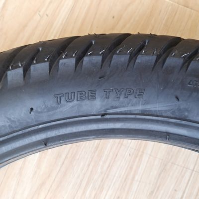 3.00-17 Natural Rubber Motorcycle Tire Populair patroon voor hoge snelheid prestaties