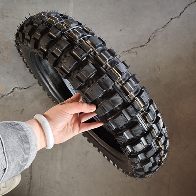 Zwarte 4.60-17 motorfietsband met natuurrubbermateriaal en buisloos ontwerp