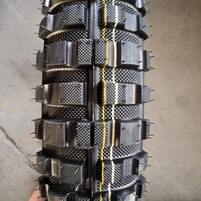 Zwarte 4.60-17 motorfietsband met natuurrubbermateriaal en buisloos ontwerp