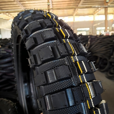 Zwarte 4.60-17 motorfietsband met natuurrubbermateriaal en buisloos ontwerp