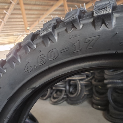 Zwarte 4.60-17 motorfietsband met natuurrubbermateriaal en buisloos ontwerp