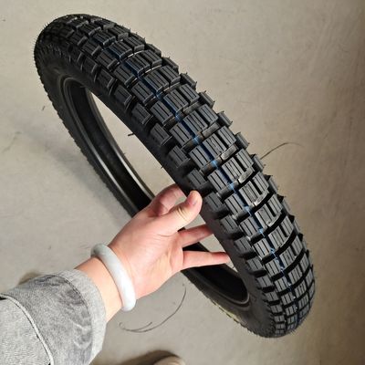 Natrual Rubber Motorcycle Tire 3.00-18 met een uitstekende prestatie en aanvaardbare OEM