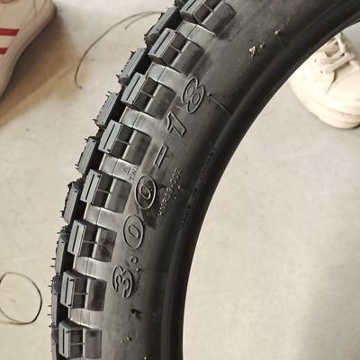 Natrual Rubber Motorcycle Tire 3.00-18 met een uitstekende prestatie en aanvaardbare OEM