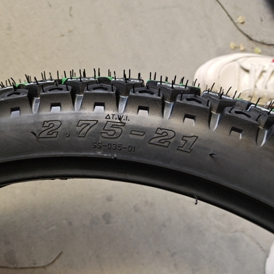 Motorrijwielen rubberbanden 2.75-21 van met banden behuizing en Qingdao laden haven