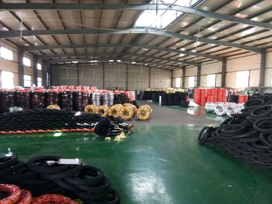 Motorfietsband 17 inch Motorfiets met diepgaand ontwerp Productiecapaciteit 5000 stuks per dag