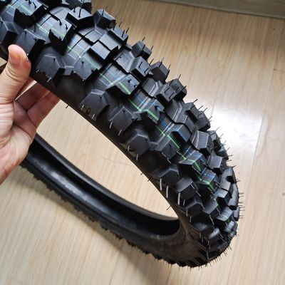 Superhoge rubberen banden voor motorrijtuigen 3.00-21 bij laadhaven Qindgao-haven