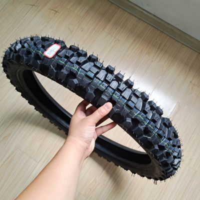 Superhoge rubberen banden voor motorrijtuigen 3.00-21 bij laadhaven Qindgao-haven