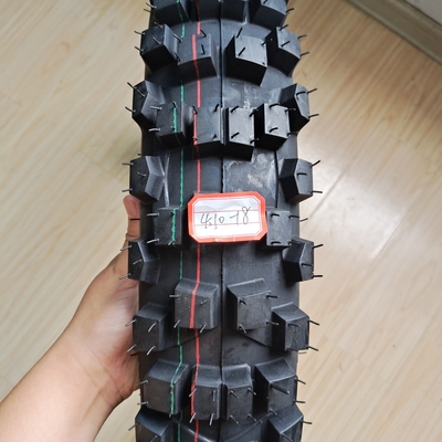 35% tot 55% rubbergehalte motorfietsband 4.10-18 OWN DOT ISO CCC SONCAP in de haven van Qingdao