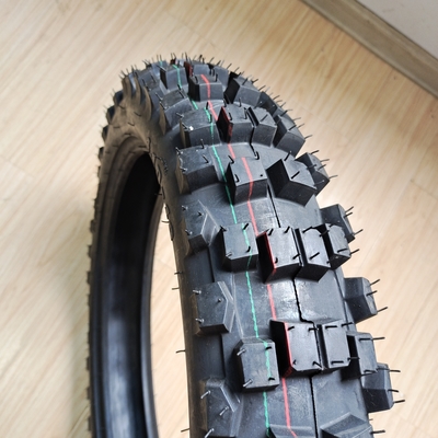 35% tot 55% rubbergehalte motorfietsband 4.10-18 OWN DOT ISO CCC SONCAP in de haven van Qingdao