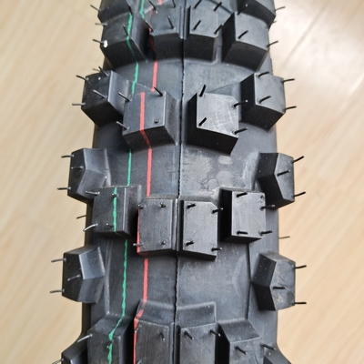 35% tot 55% rubbergehalte motorfietsband 4.10-18 OWN DOT ISO CCC SONCAP in de haven van Qingdao