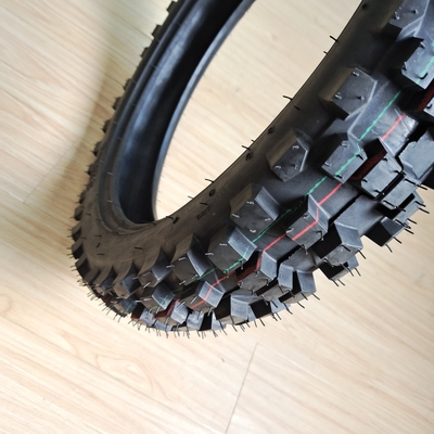 35% tot 55% rubbergehalte motorfietsband 4.10-18 OWN DOT ISO CCC SONCAP in de haven van Qingdao