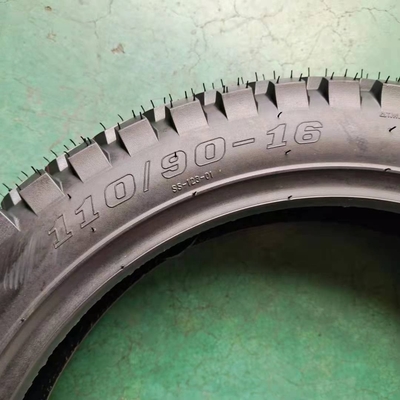 Maxxis Motorcycle Tire Tubeless 110/90-16 met rubbergehalte 35%-55% in Qingdao Port