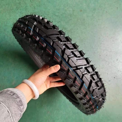 Maxxis Motorcycle Tire Tubeless 110/90-16 met rubbergehalte 35%-55% in Qingdao Port