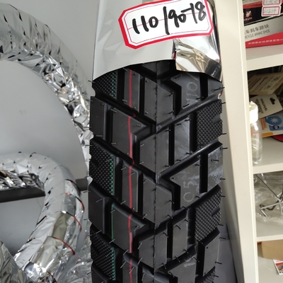 Super 110/90-18 Rubber motorfietsband voor en OEM aanvaarding 3.5 kg gewicht