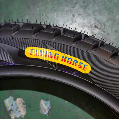 Hoge productiecapaciteit 275-17 motorfietsband met diep patroonontwerp op de markt