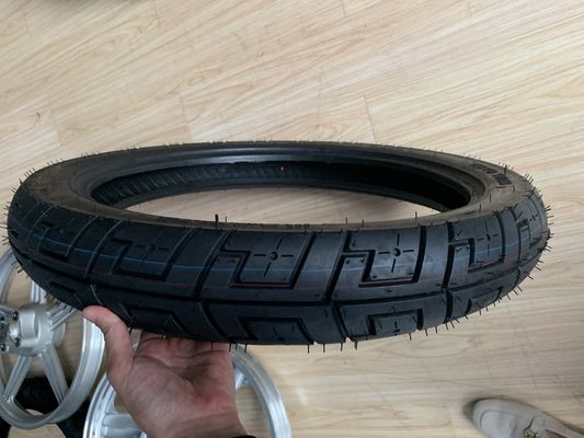 Super rubber motorfietsband 90/90/18 met een productiecapaciteit van 5000 stuks per dag