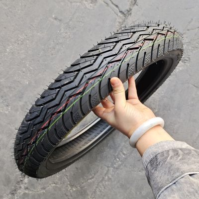 Verlading van de haven van Qingdao 90/90/18 Innova Vintage motorfietsbanden met 6PR/8PR verplaatsingspercentage