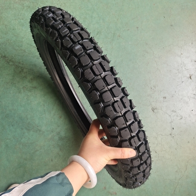 35% tot 55% rubbergehalte Motorfietsband 3.00-18 voor en lange levensduur van 20000 KM