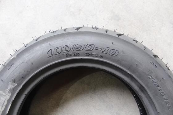 90/90-10 90/100-10 100/90-10 110/90-10 Tubeless scooterband met een laadvermogen van 224 kg