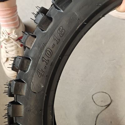 Groot prestatie motorfietsband 4.10-18 in de haven van Qingdao met een levensduur van 20000 km