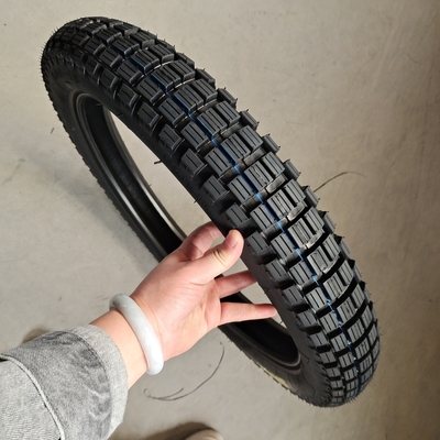 3.00-18 Tubeless motorfietsband voor de markt Werkduur 20000 KM Rubbergehalte 35%-55%