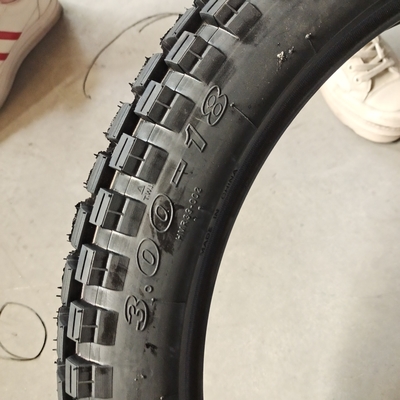 3.00-18 Tubeless motorfietsband voor de markt Werkduur 20000 KM Rubbergehalte 35%-55%