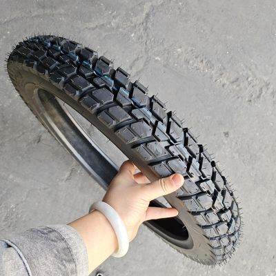 Rubbergehalte 35%-55% 300*18 motorfietsband voor motorfietsen in Qingdao Port