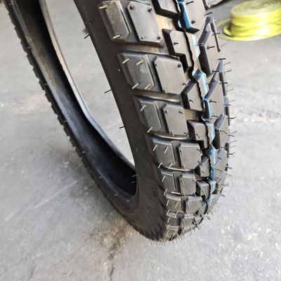 Rubbergehalte 35%-55% 300*18 motorfietsband voor motorfietsen in Qingdao Port