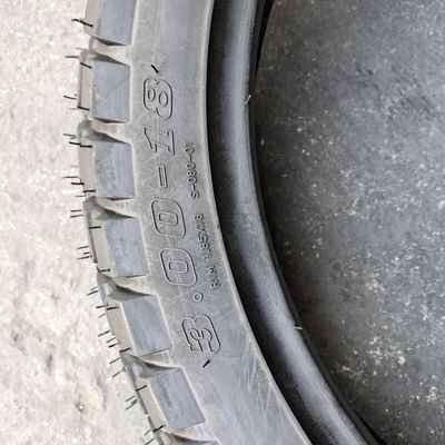 Rubbergehalte 35%-55% 300*18 motorfietsband voor motorfietsen in Qingdao Port